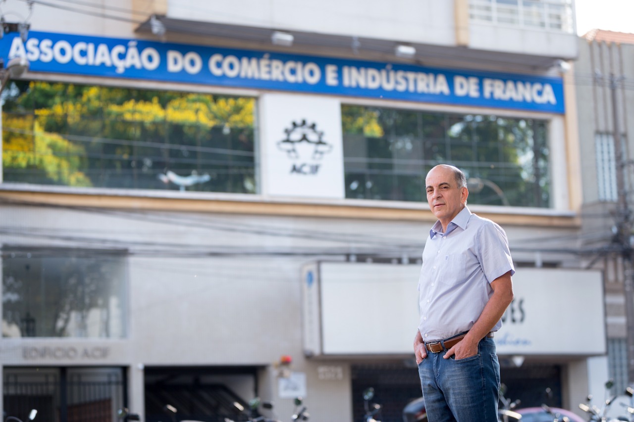 O presidente Tarciso Bôtto na frente da fachada da entidade (Foto: Wilker Maia/ACIF)